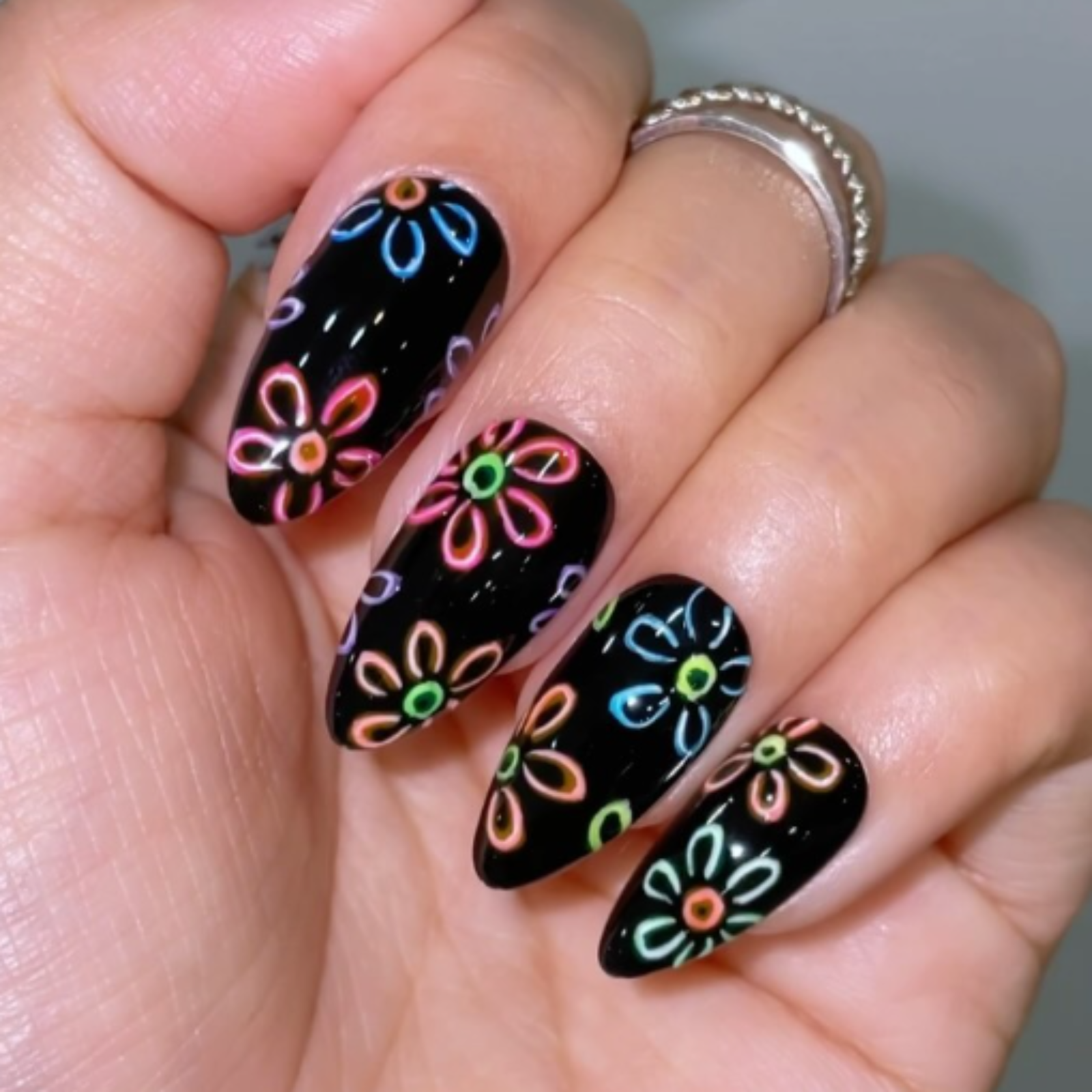 neon-flowers-press-on-nails-show